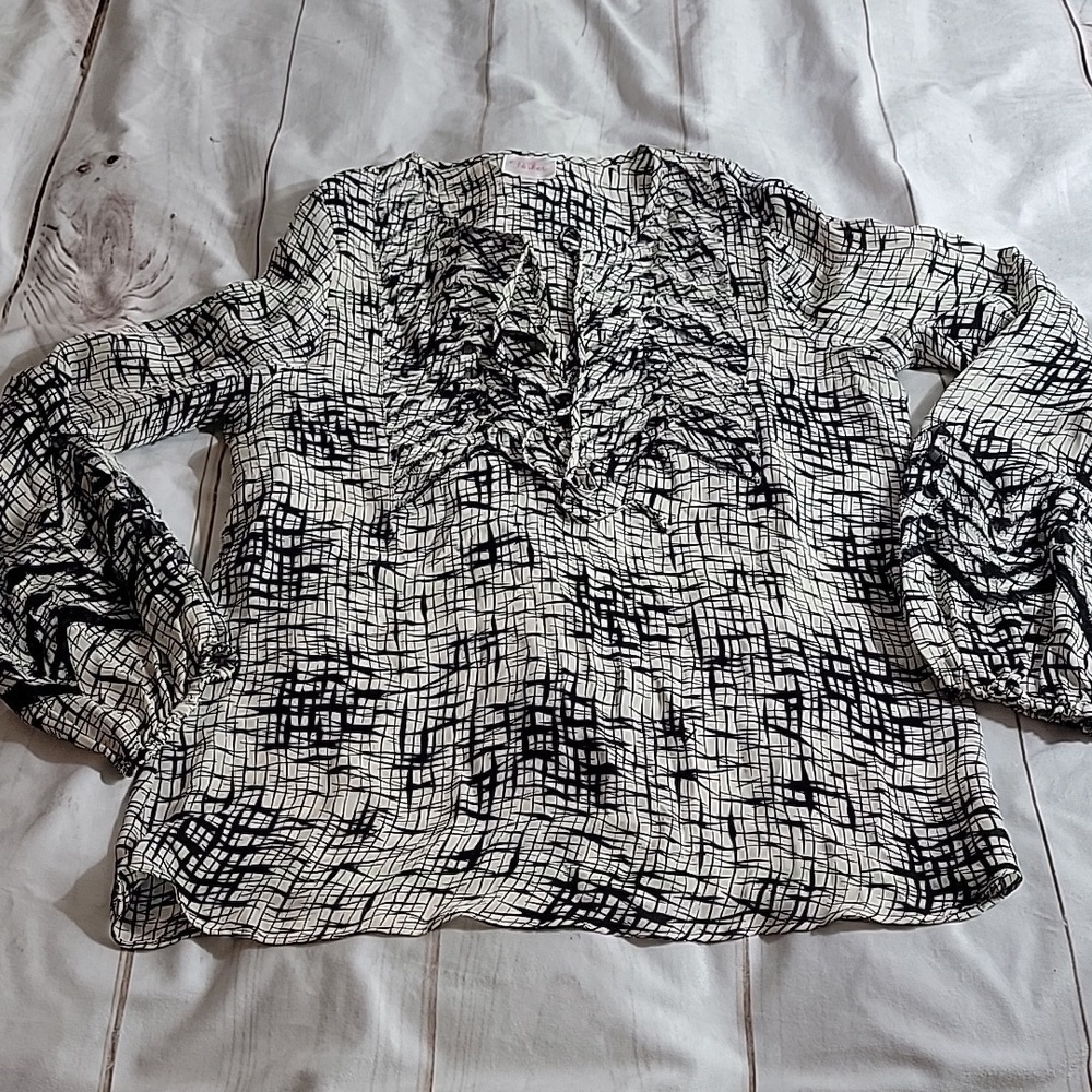 Parker Silk Blouse with Mesh Chevron Detail size Medium Beautiful Lightweight